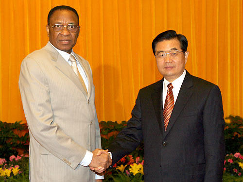 Il presidente Mamadou con lalter-ego cinese. La Cina si fa di anno in anno pi&ugrave; interessata alle materie prime africane. 