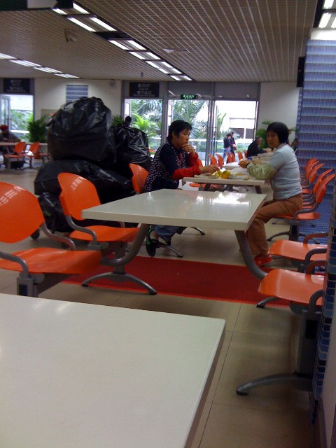 Cina Canton Mac Donald stimolannte mangiare da davanti a pile di sacchi neri dell'immondizia Cina Canton Mac Donald stimolannte mangiare da davanti a pile di sacchi neri dell'immondizia