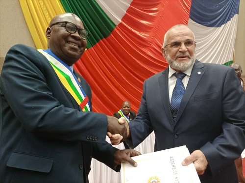 Il presidente dell'Assemblea nazionale della Repubblica Centrafricana Simplice Sarandji con il rappresentante del Gruppo Wagner, Alexander Ivanov, ottobre 2021