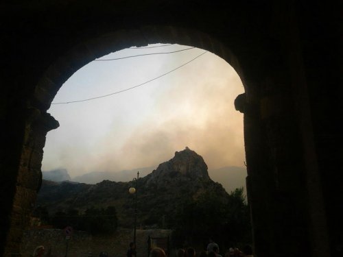 fumo e fiamme, la vista dell'incendio da Piazza Nettuno a Scopello {JPEG}