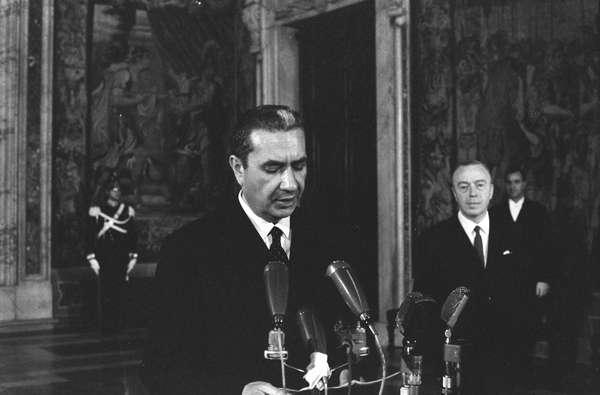 Aldo Moro al Quirinale nel 1966 durante la crisi del suo secondo governo di centro-sinistra Aldo Moro al Quirinale nel 1966 durante la crisi del suo secondo governo di centro-sinistra