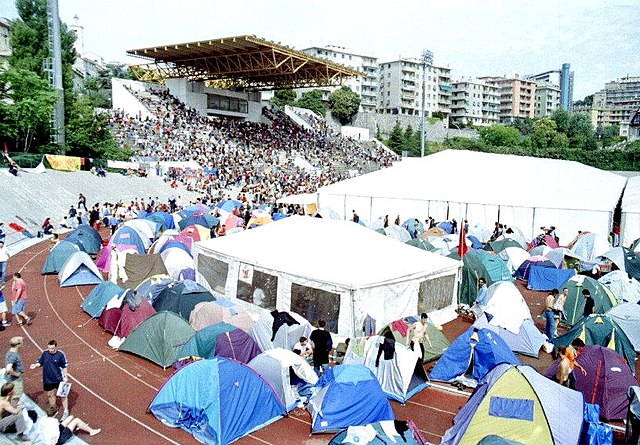 No-global a raduno allo stadio Carlini durante i giorni del G8 di Genova del 2001