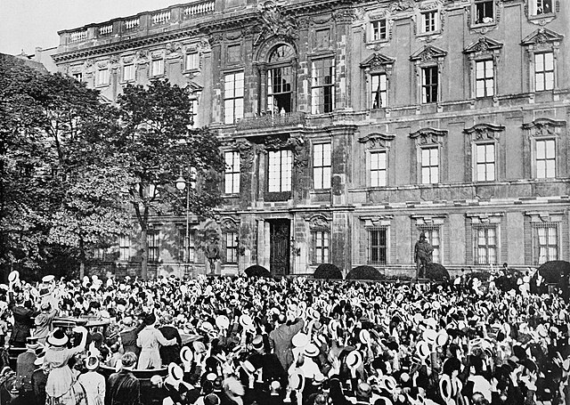 La folla applaude la dichiarazione di guerra alla Russia annunciata dal Kaiser, Berlino, 1º agosto 1914 La folla applaude la dichiarazione di guerra alla Russia annunciata dal Kaiser, Berlino, 1º agosto 1914