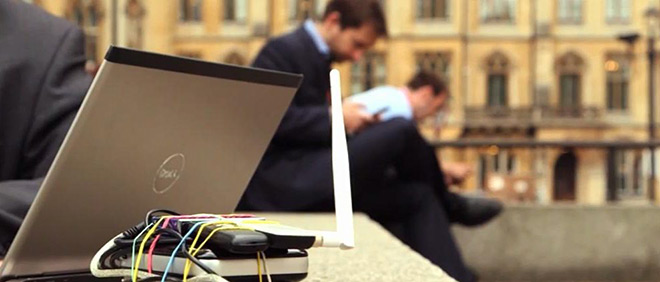 utenti-distratti-wi-fi-pubbliche