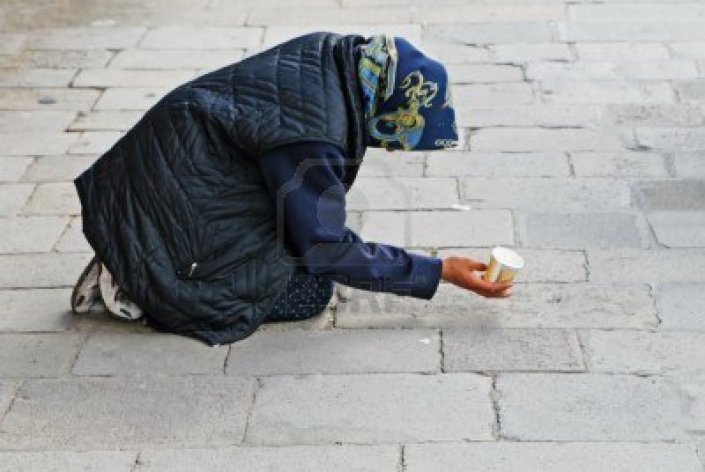 12315725-mendicante-chiede-l-39-elemosina-per-strada