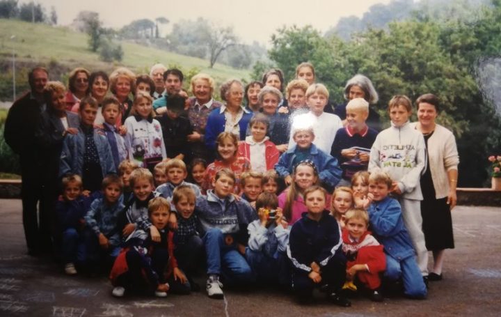 Luglio 1996: I bambini di Slavgorod ospiti per il pranzo alla Cooperativa di Fontenuova, Firenze (Foto di Chiara Zanoccoli)
