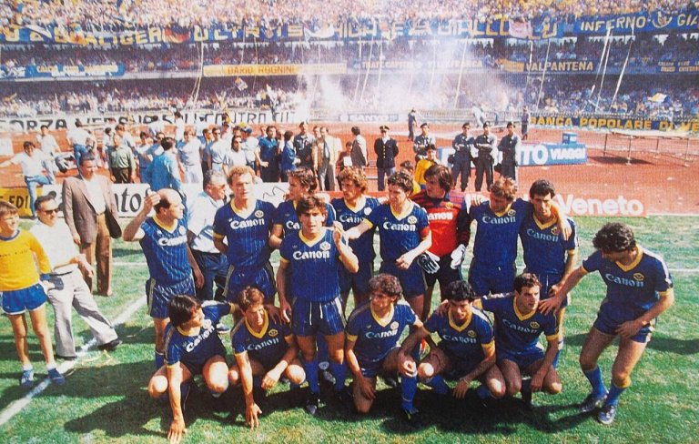 Il Verona della stagione 1984-85 celebra lo storico scudetto in uno stadio Bentegodi in festa