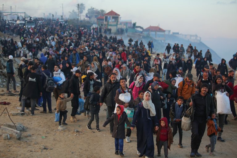 Striscia di Gaza, 27 gennaio 2025. Un popolo di gazesi sfollati in marcia verso nord, grazie al cessate il fuoco. (foto Ali Hassan/Flash90)