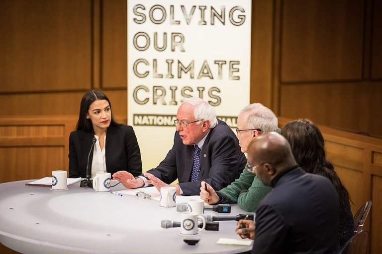Ocasio-Cortez e il senatore Bernie Sanders nel dicembre 2018