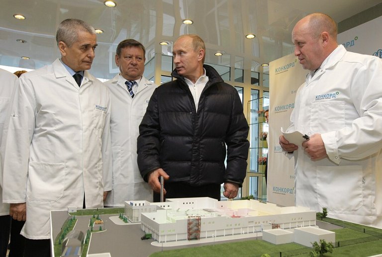 Visita di Vladimir Putin, al centro della fotografia, nell' azienda Concord Catering di Prigožin, a destra nella foto