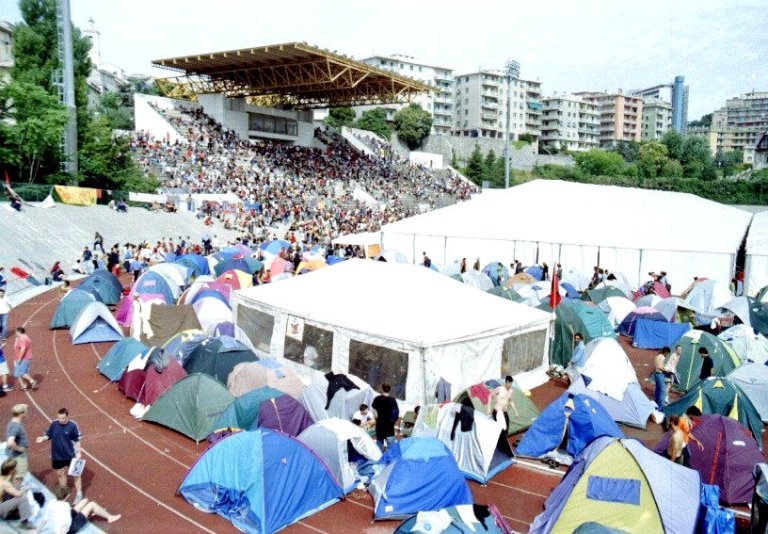 No-global a raduno allo stadio Carlini durante i giorni del G8 di Genova del 2001 (v. fatti del G8 di Genova) No-global a raduno allo stadio Carlini durante i giorni del G8 di Genova del 2001 (v. fatti del G8 di Genova)