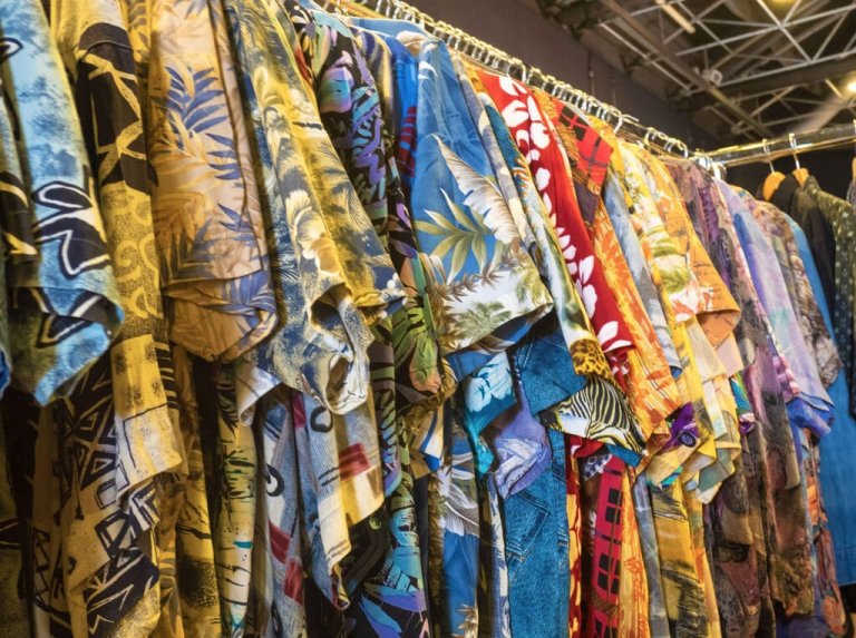 Camicie di seconda mano esposte in un mercatino delle pulci, Milano, 2019. - gpriccardi, Alamy